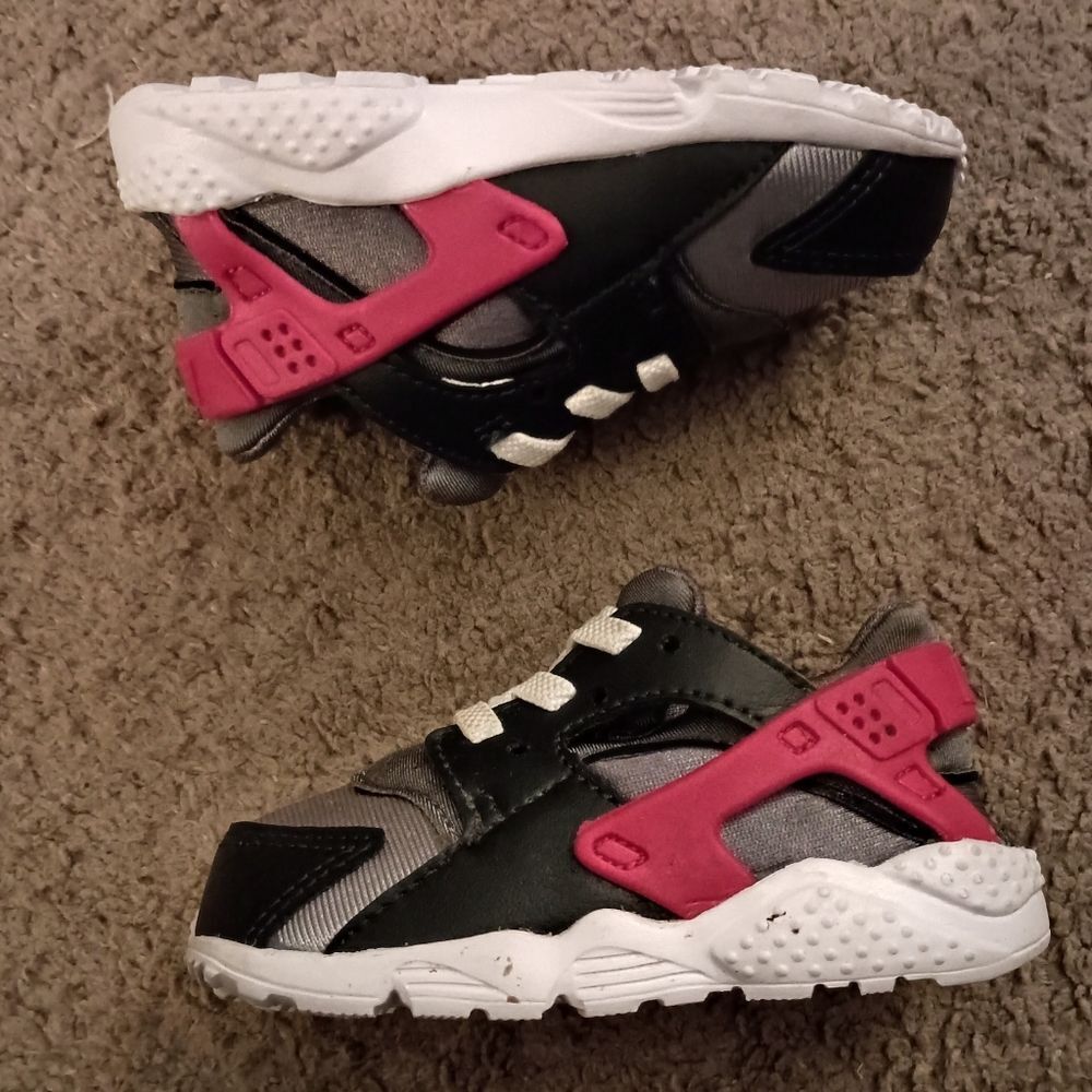 Nike Huarache Run TD Dark Smoke Grey/University Red 704950-041 - Sz 6C PRE-OWNED
